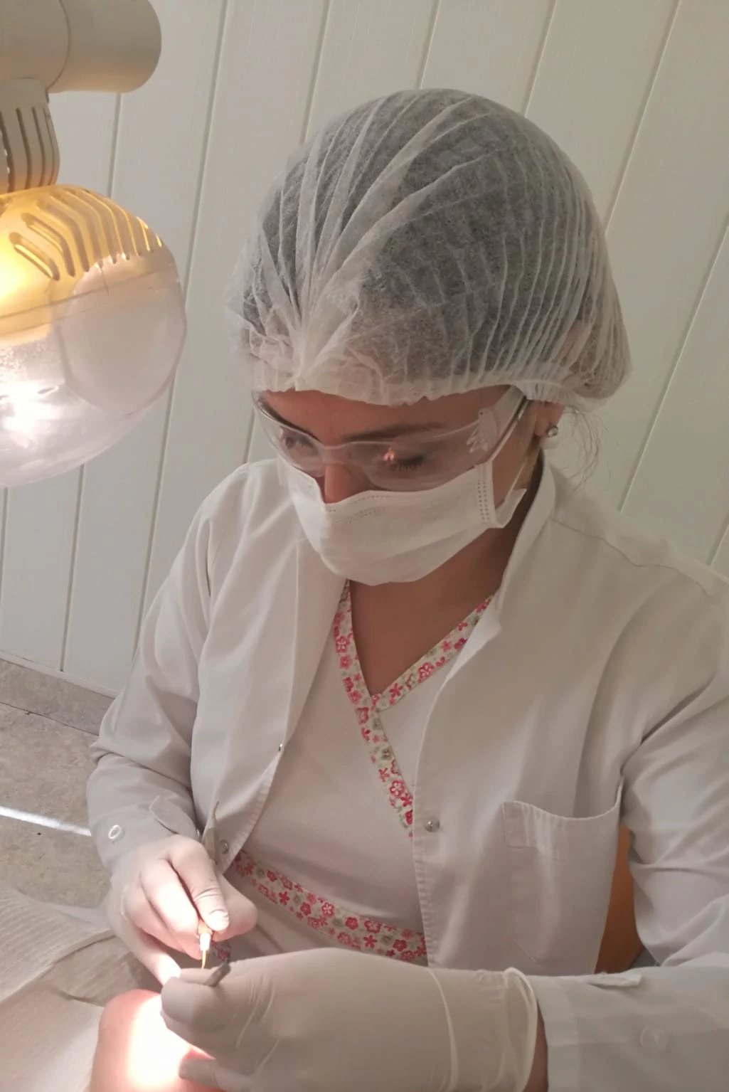 Modelo de yeso de una dentadura con dientes tallados para tratamientos de estética dental.